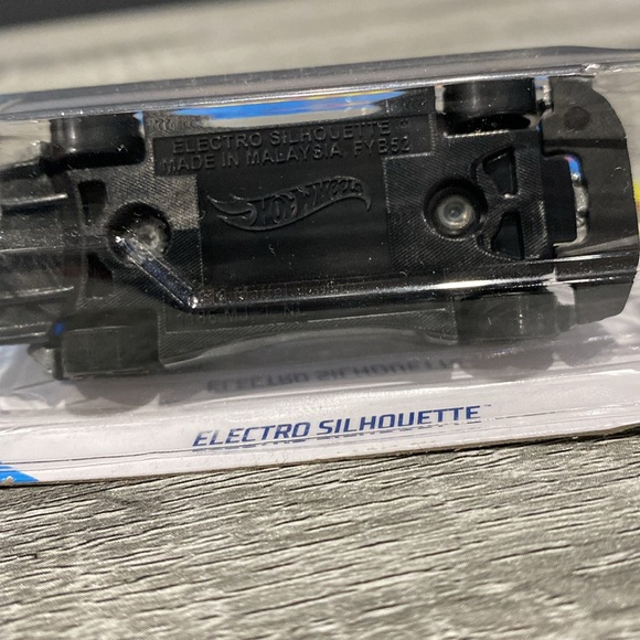 Hot Wheels | Exotics #5/10: Electro Silhouette - 1:64 Scale Die Cast - Picture 5 of 11